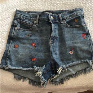 Mid rise denim shorts w. flower embroidery